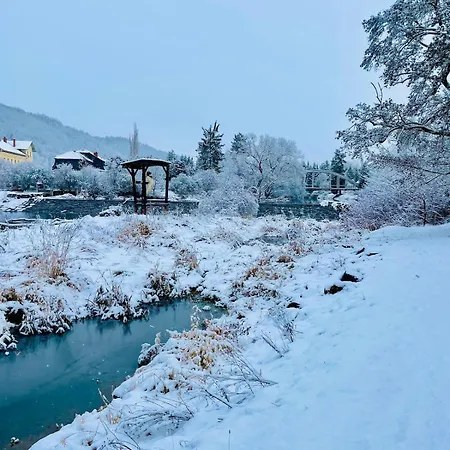 Country With Private Kamp River Access Lejlighed