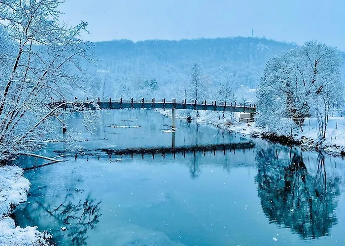 Country With Private Kamp River Access